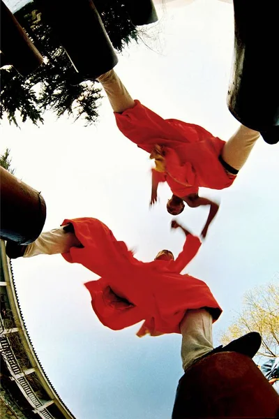 Dos Monjes Shaolin Entrenan Kungfu Shaolin Templo Shaolin Songshan Provincia —  Fotos de Stock