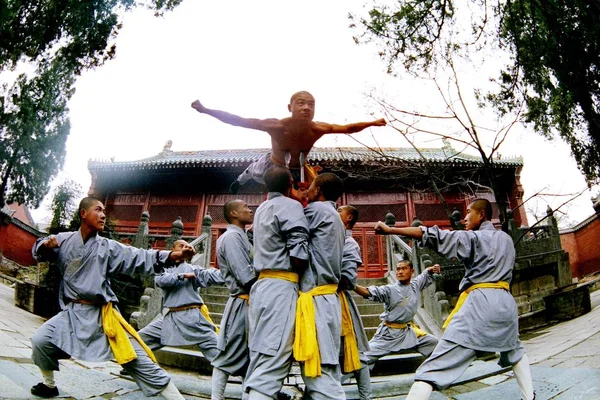 Shaolin Monniken Trein Shaolin Kungfu Bij Shaolin Temple Songshan Central — Stockfoto