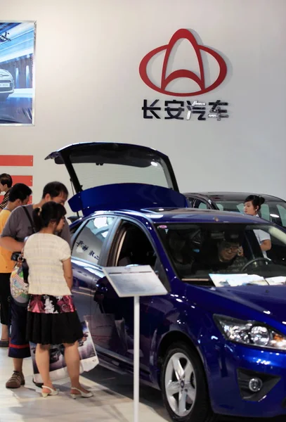 Los Visitantes Observan Automóvil Stand Changan Auto Durante Una Exhibición — Foto de Stock
