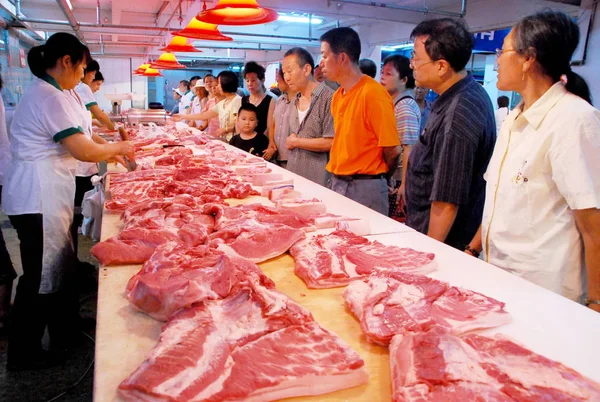 Compradores Chineses Compram Carne Porco Supermercado Cidade Shenyang Nordeste Província — Fotografia de Stock