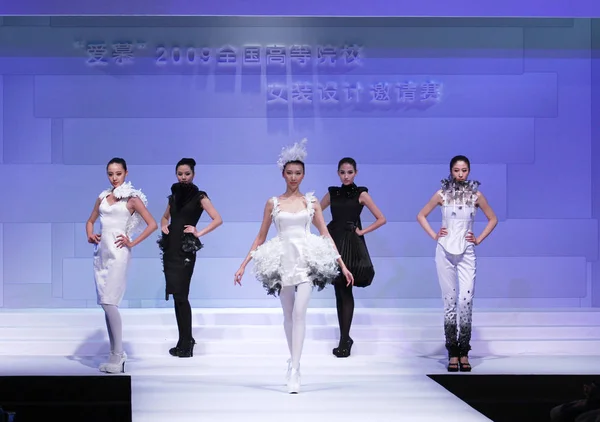Modelleri Geçit Töreninde Aimer Çin Moda Tasarımları Çinli Öğrenciler Tarafından — Stok fotoğraf