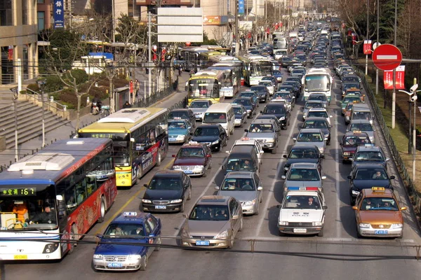 2009年1月23日 上海の路上で大量の車やバスが見られる — ストック写真
