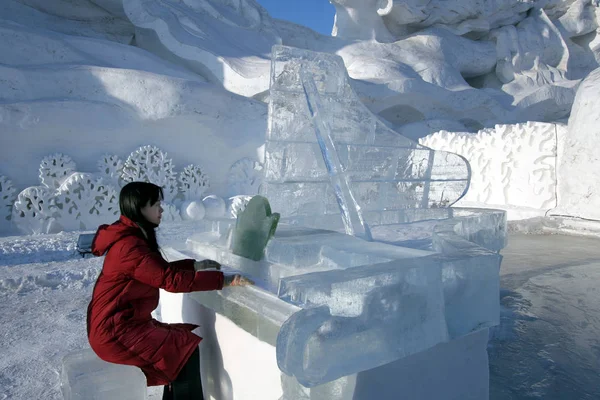 Visitante Toca Piano Gelo Durante 20Th International Snow Sculpture Art — Fotografia de Stock