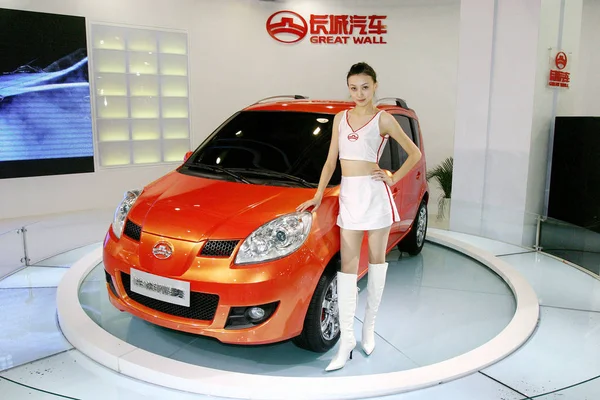 Modelo Chinês Posa Com Carro Great Wall Peri Gwperi Durante — Fotografia de Stock