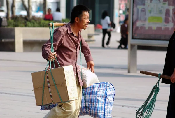 Trabajador Migrante Chino Lleva Una Carga Pesada Para Cliente Chongqing — Foto de Stock