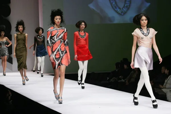 Chińskie Modele Pokazują Nowe Fryzury Toni Facet Trendy Prasowa 2010 — Zdjęcie stockowe