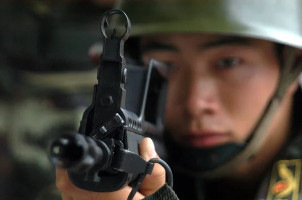 Seorang Polisi Paramiliter Tiongkok Bersenjata Selama Latihan Terorisme Kota Bozhou — Stok Foto