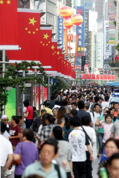 Tłumy Turystów Chodzić Chińskich Flag Narodowych Ruchliwej East Nanjing Road — Zdjęcie stockowe