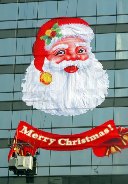 Trabalhadores Chineses Instalam Decorações Natal Fachada Edifício Pequim China Dezembro — Fotografia de Stock