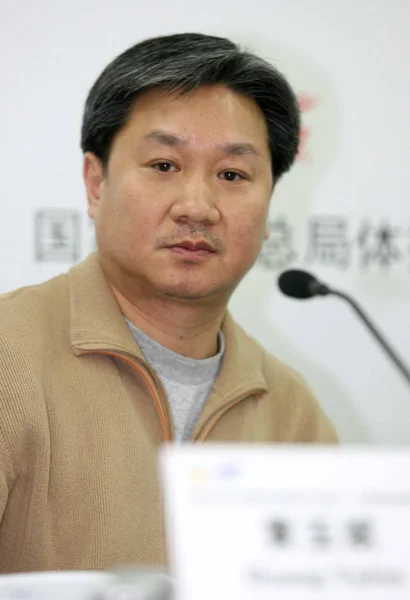 中国体操队主教练黄玉兵出席2007年3月6日在北京举行的2007年世界杯体操锦标赛新闻发布会 — 图库照片
