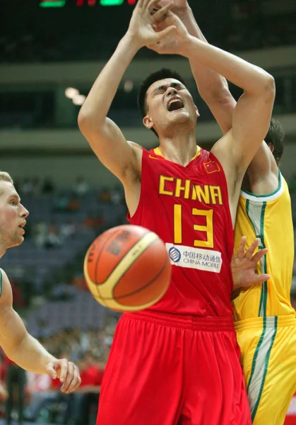 Oidentifierad Australiska Spelare Blockerar Ett Skott Kinas Yao Ming Basket — Stockfoto