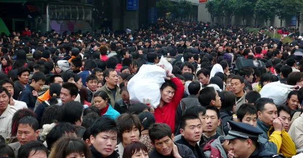 広州駅 南中国広東省 2008 日に乗客の数万人の群衆します — ストック写真