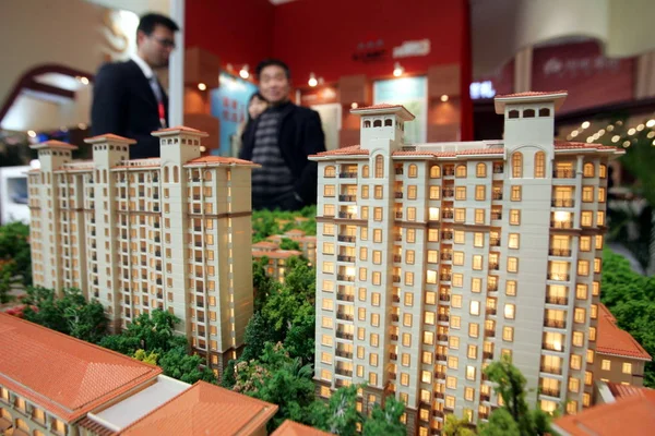 2009年12月7日 在中国上海举行的房地产博览会上 中国游客观看了一个房地产项目的示范住宅楼 — 图库照片