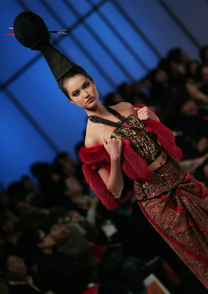 Een Model Presenteert Een Creatie Van Modeontwerper Indonesië Geboren Ika — Stockfoto