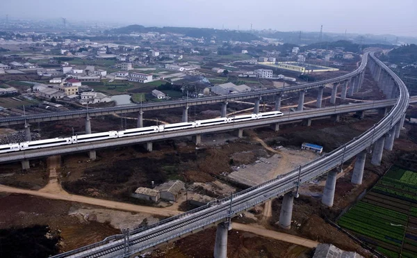2009年12月22日 中国中央省湖南省の武漢広州鉄道を走行するCrh 中国鉄道高速 列車の航空写真 — ストック写真