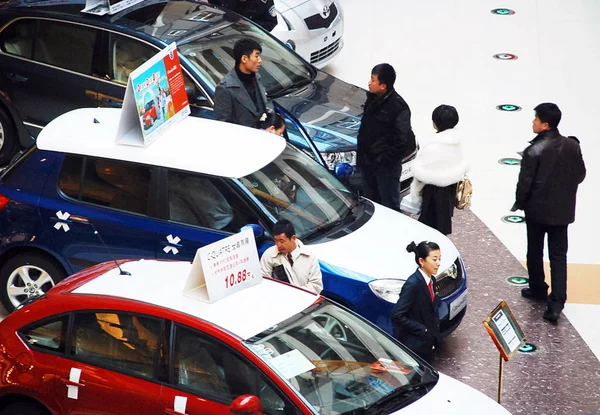 Clientes Chineses Olham Para Carros Exposição Durante Show Automóveis Cidade — Fotografia de Stock