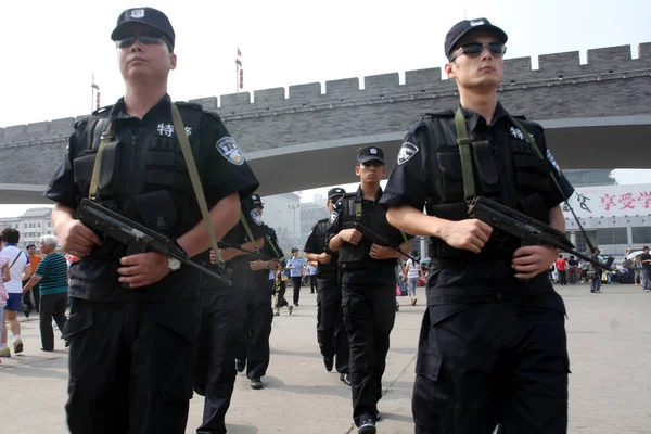Poliziotti Cinesi Armati Pattugliano Stazione Ferroviaria Xian Nella Città Xian — Foto Stock