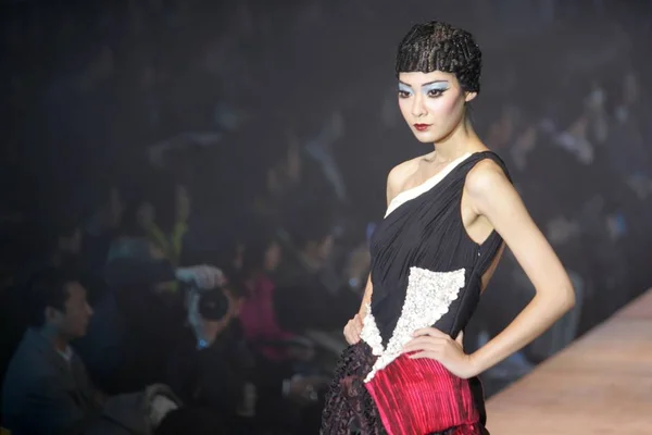 モデルは 中国ファッション週 2009 中国の北京で 2009 日中にマーク チャン 2010 夏のファッションショーで新しいコレクションをプレゼントします — ストック写真