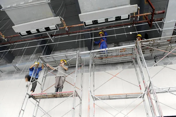 Китайские Рабочие Устанавливают Вентиляционное Оборудование Китайском Павильоне Всемирной Выставки 2010 — стоковое фото