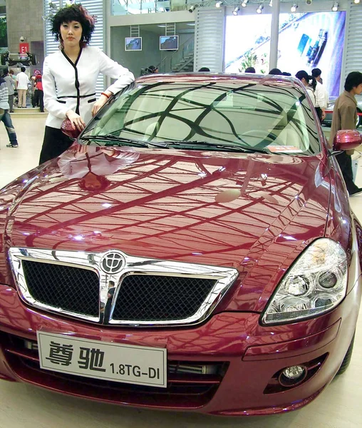 Modelo Posa Con Brilliance Zhonghua Zunchi Durante Auto Shanghai 2005 — Foto de Stock