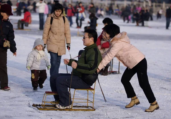 2007年1月1日 中国人在北京冰上庆祝2007年新年 — 图库照片