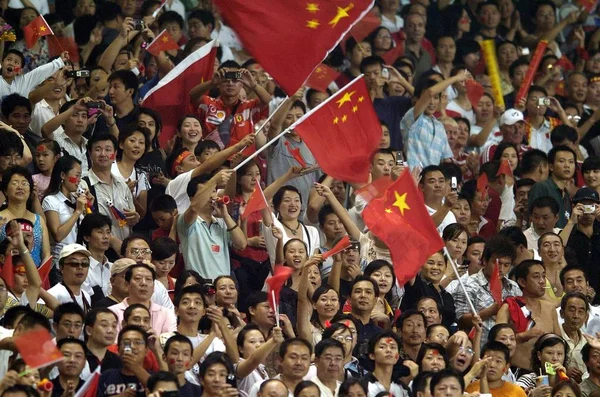 Los Aficionados Chinos Ondean Banderas Nacionales Para Dar Apoyo Selección —  Fotos de Stock