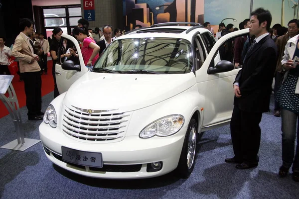 Visitatori Guardano Chrysler Cruiser Mostra Presso Shanghai International Automobile Industry — Foto Stock