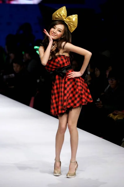 Ένα Κινέζικο Μοντέλο Παρελάσεις Στο Πεκίνο Κορίτσι Fashion Show Κατά — Φωτογραφία Αρχείου