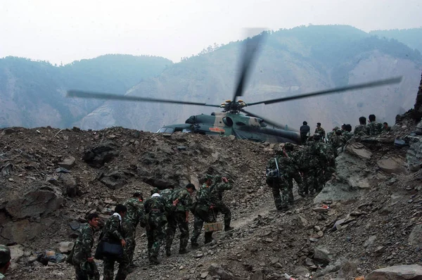 Chinese Military Helicopter Arrives Evacuate Troops Tangjiashan Earthquake Induced Lake — Stock Photo, Image
