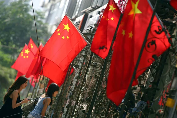 Kinesiska Unga Kvinnor Går Förbi Kinesiska Nationella Flaggor Peking Augusti — Stockfoto