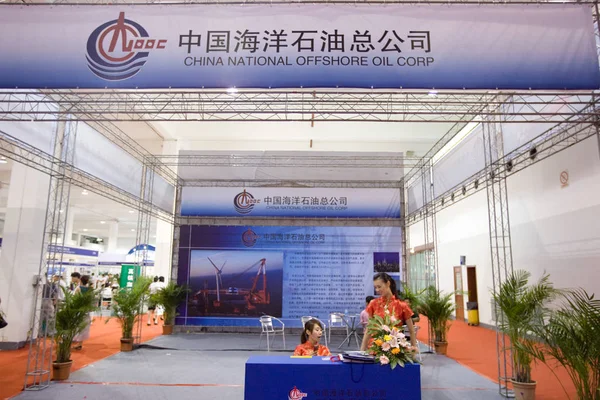 Kinesiska Besökare Ses Montern Cnooc China National Offshore Oil Corporation — Stockfoto