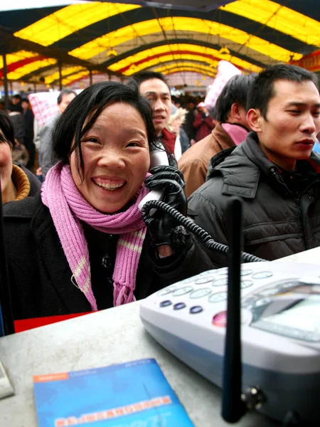 Китаянка Звонит Родственникам Временном Приюте Гуйяне Провинция Гуйчжоу Января 2008 — стоковое фото