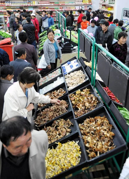 Clientes Chinos Comprando Supermercado Heihe Noreste Provincia Chinas Heilongjiang Septiembre — Foto de Stock