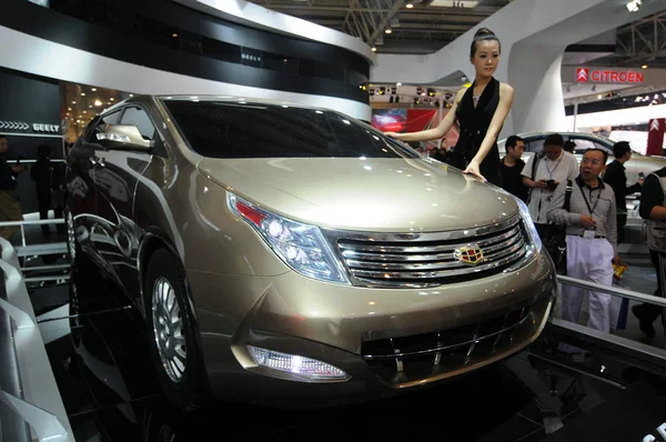 Los Visitantes Observan Modelo Posando Con Coche Concepto Geely Durante — Foto de Stock