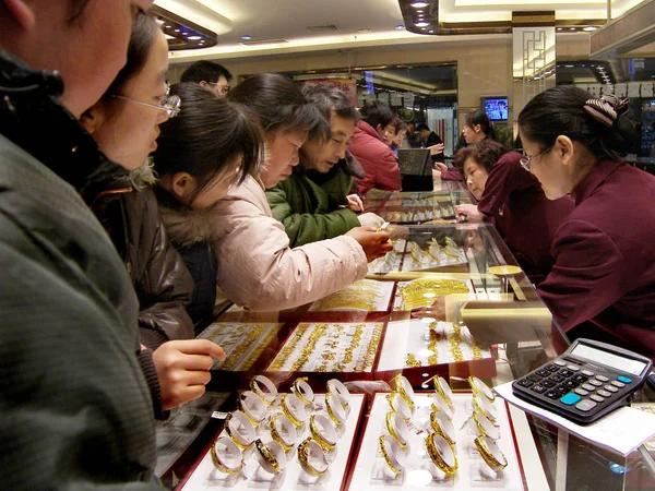 Китайські Покупці Купують Золоті Прикраси Золотому Магазині Нінбо Сіті Східна — стокове фото
