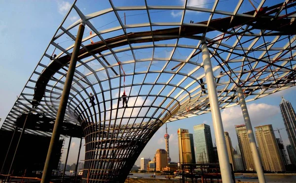 Trabajadores Chinos Instalan Decoraciones Sombrilla Cristal Sitio Construcción Del Nuevo —  Fotos de Stock