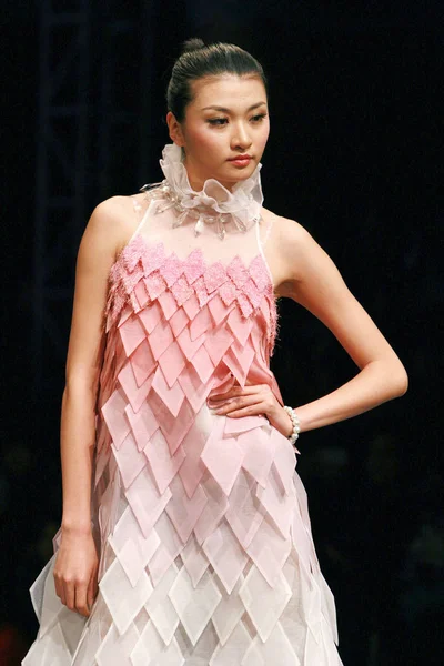 モデル パレード ファッション デザイン美術学院 清華大学の大学の卒業生から 中国ファッション ウィーク中に北京では 2007 — ストック写真