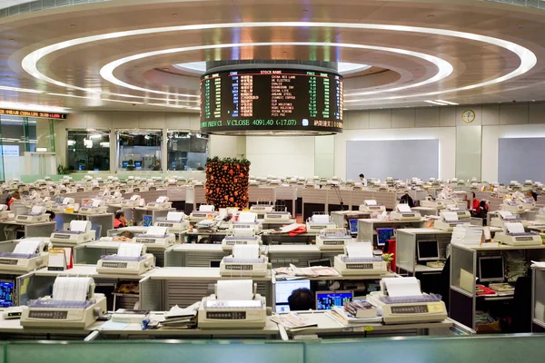 Traders Sit Desks Hong Kong Stock Exchange Hong Kong China — Stock Photo, Image