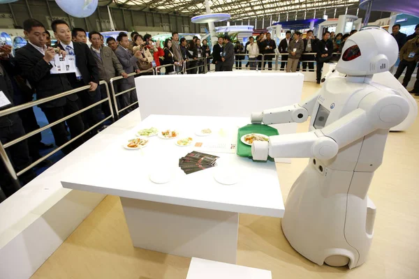 Los Visitantes Observan Rendimiento Robots Durante Feria Internacional Industria China —  Fotos de Stock
