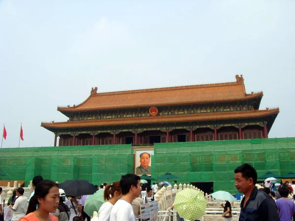 Turistas Caminan Más Allá Rostrum Tiananmen Siendo Renovado Beijing China — Foto de Stock