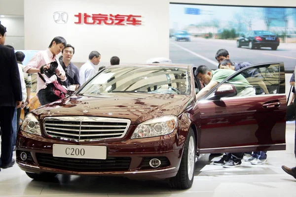Návštěvníci Podívá Mercedes Benz C200 Výstavě Mezinárodního Automobilového Průmyslu Šanghaji — Stock fotografie