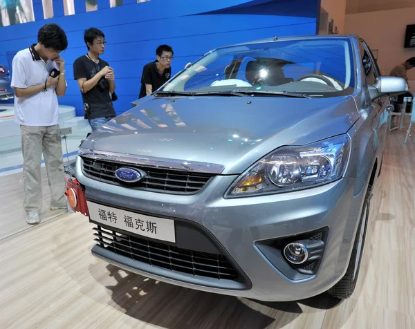 Los Visitantes Chinos Ven Ford Focus Fabricado Por Changan Ford — Foto de Stock