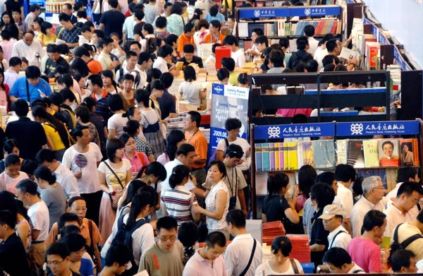 Skaror Kinesiska Besökare Läsa Och Köpa Böcker Shanghai Bok Mässan — Stockfoto