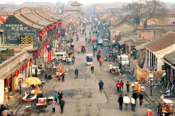 地元住民や観光客はピンヤオ旧市街の通りに見られています 中央中国山西省州 — ストック写真