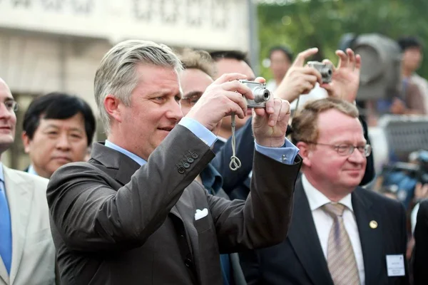 Принц Бельгии Филипп Фронт Затем Другие Официальные Лица Посещают Сцену — стоковое фото