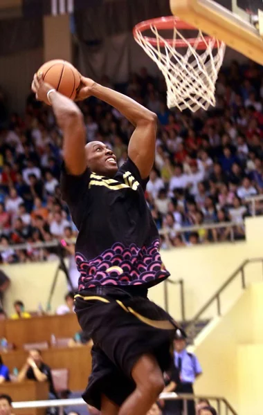Basketbalista Dwight Howard Orlanda Magic Snaží Namočit Během Kampaně Šanghaji — Stock fotografie