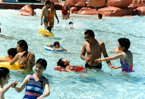 Chinese Bezoekers Veel Plezier Het Water Een Waterpark Shanghai — Stockfoto
