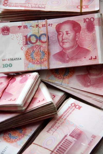 中国天津市における人民元紙幣の束の表示 月2009 — ストック写真
