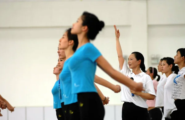 Voluntários Olímpicos Chineses Durante Uma Sessão Treinamento Etiqueta Antes Dos — Fotografia de Stock