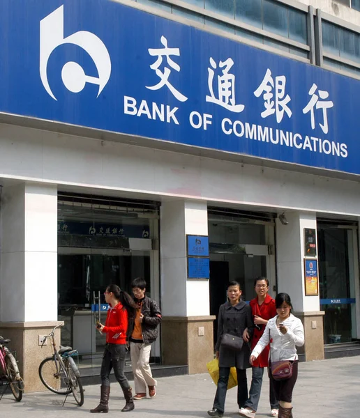 Ciudadanos Chinos Locales Pasan Por Una Sucursal Del Banco Comunicaciones —  Fotos de Stock